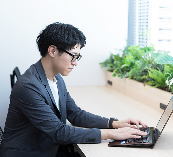 パソコンで仕事をしているT.Kさんの様子