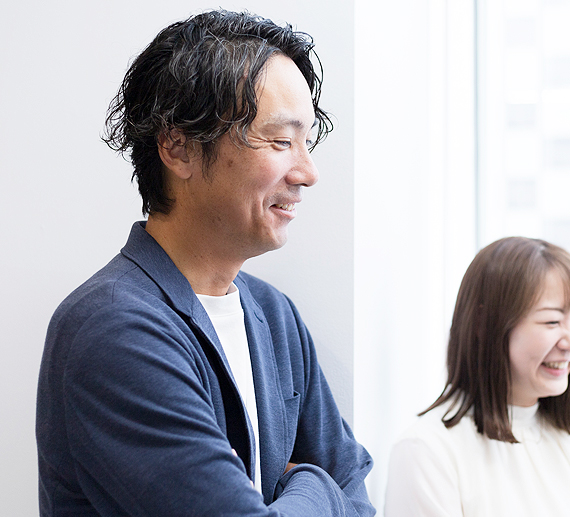 同僚と話すK.Tさんの様子
