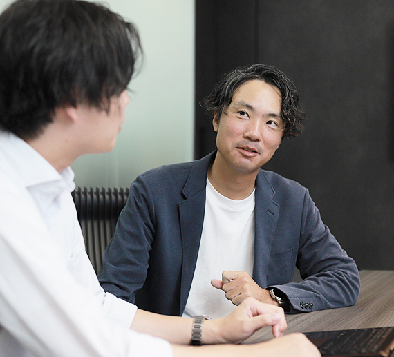 同僚と話すK.Tさんの様子