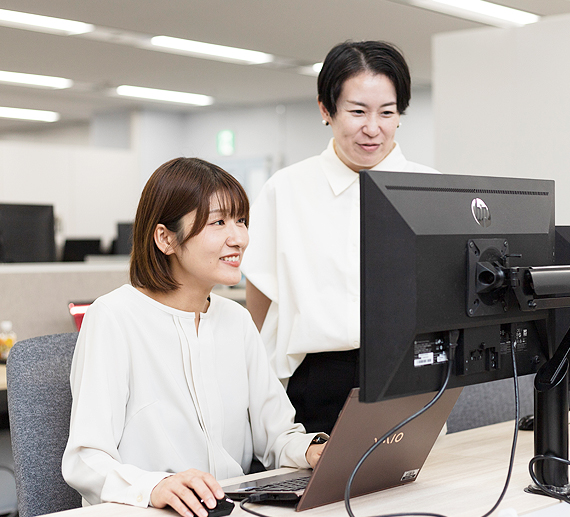 同僚と仕事をするS.Kさんの様子