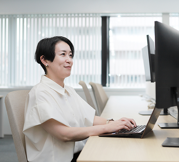 パソコンで仕事をするS.Sさんの様子