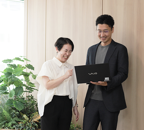 同僚とパソコンを見ながら話すS.Sさんの様子