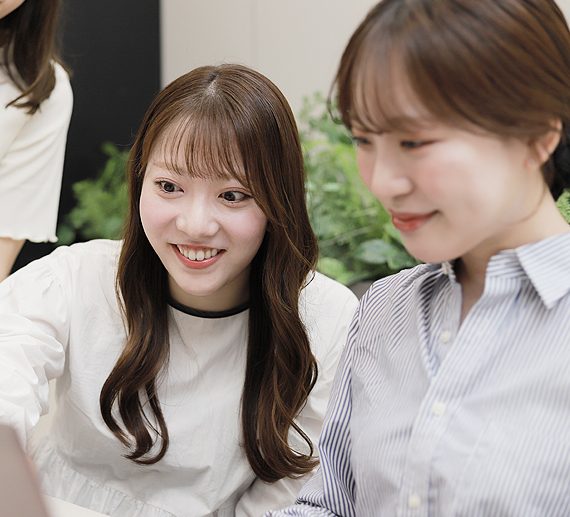 同僚と仕事をするE.Nさんの様子