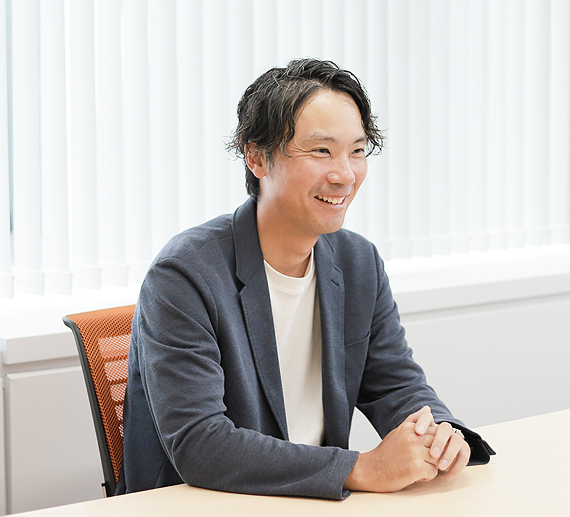 インタビューを受けるK.Tさん