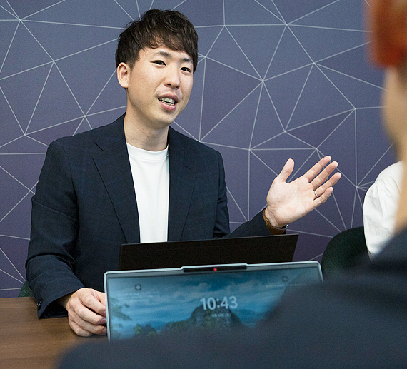 対面でお客様と面談するT.Yさんの様子