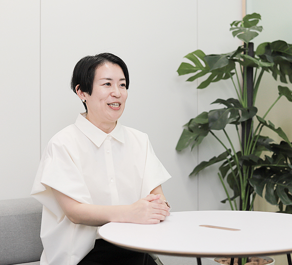 インタビューを受けるS.Sさんの様子