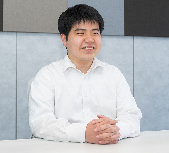 インタビューを受けるH.Hさん