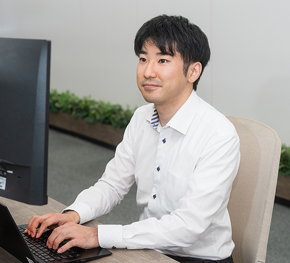 パソコンで仕事をしているT.Nさんの様子