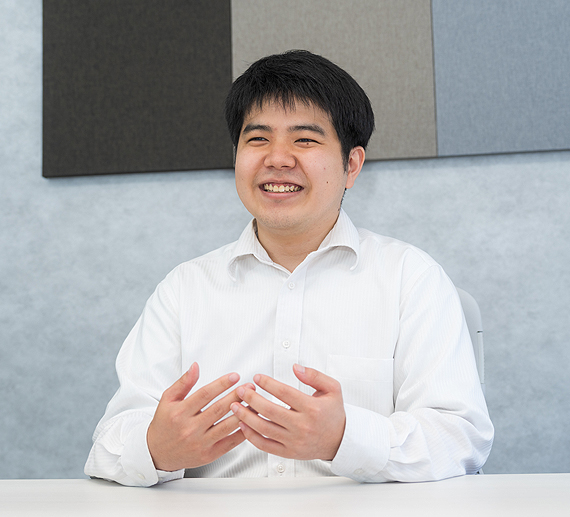 インタビューを受けるH.Hさん
