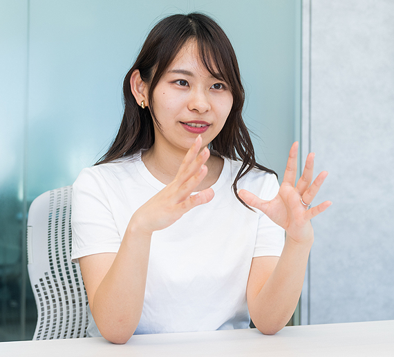インタビューを受けるC.Mさん