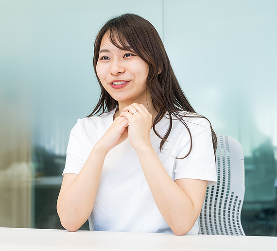 インタビューを受けるC.Mさん
