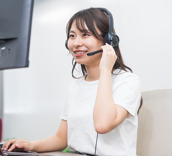 ヘッドセットをつけ、話すC.Mさんの様子