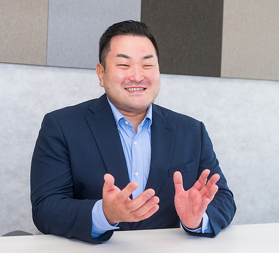 インタビューを受けるY.Sさん