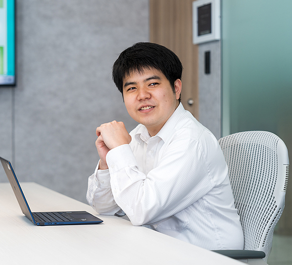 仕事をするH.Hさんの様子