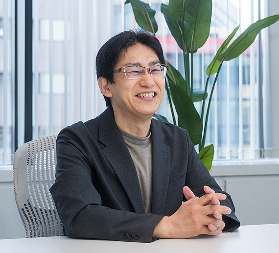 インタビューを受けるK.Mさん