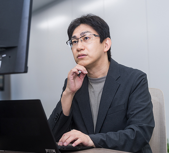 パソコンで仕事をしているK.Mさんの様子