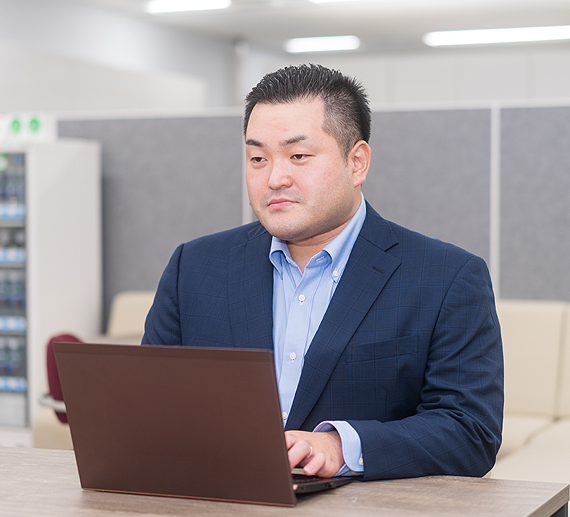 パソコンで仕事をしているY.Sさんの様子