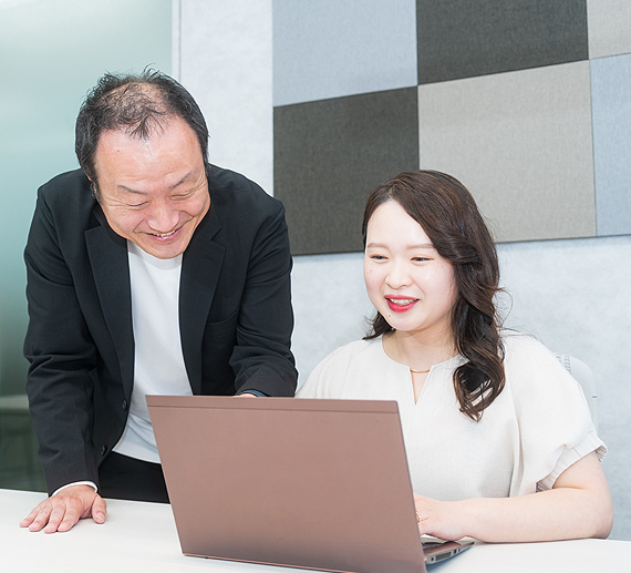 同僚と仕事をするY.Sさんの様子